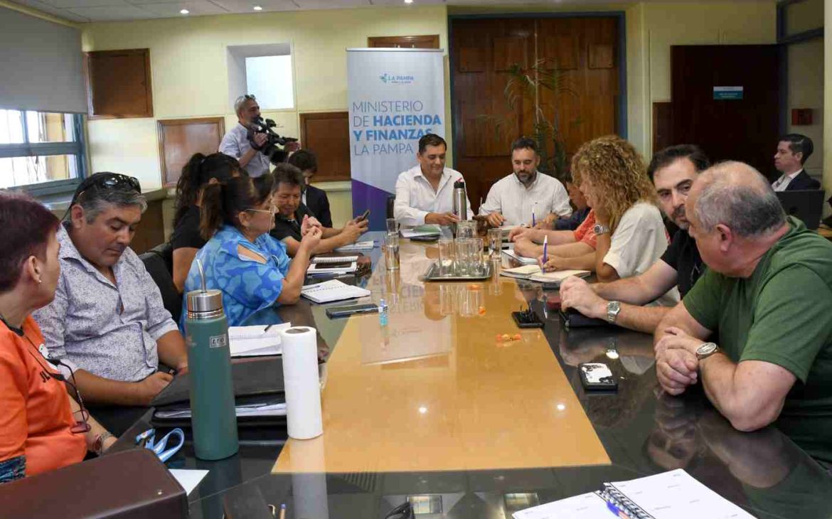 Estatales: el Gobierno ofrece cerrar el 2025 con aumento del 11% superior a la inflación y gremios lo rechazan