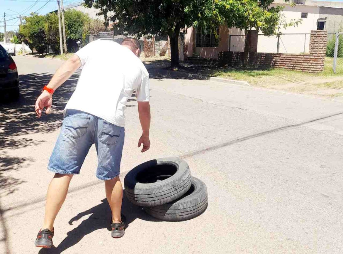 Quemaron gomas para que se vaya un vecino de Colonia Escalante