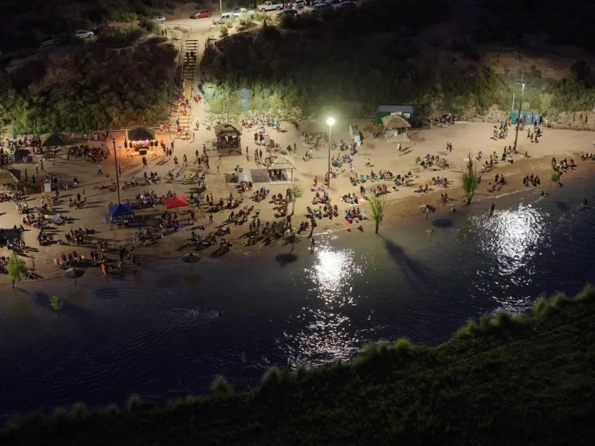 Mendoza incumple el fallo de la Corte y no suelta agua a La Pampa, pero promociona el verano en la costa del Atuel