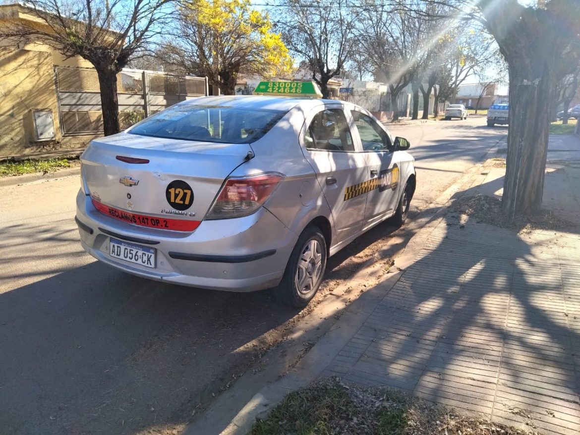 Le secuestraron el auto por una deuda y no se lo restituyen: mujer reclama que le devuelvan el taxi porque necesita trabajar