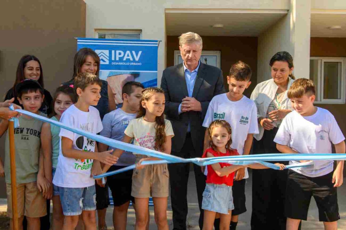 Ziliotto entregó casas en Winifreda: “No son un regalo, son una responsabilidad con el resto de la sociedad”