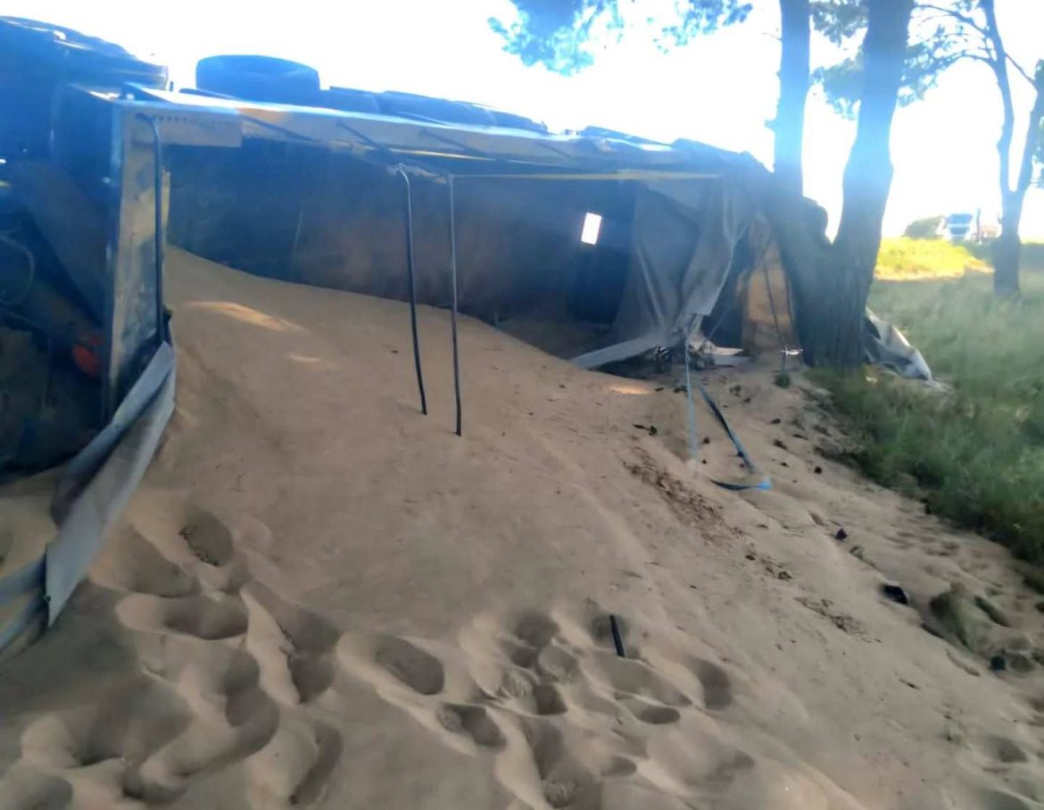 Volcó un camión cargado de arena en la ruta provincial 18