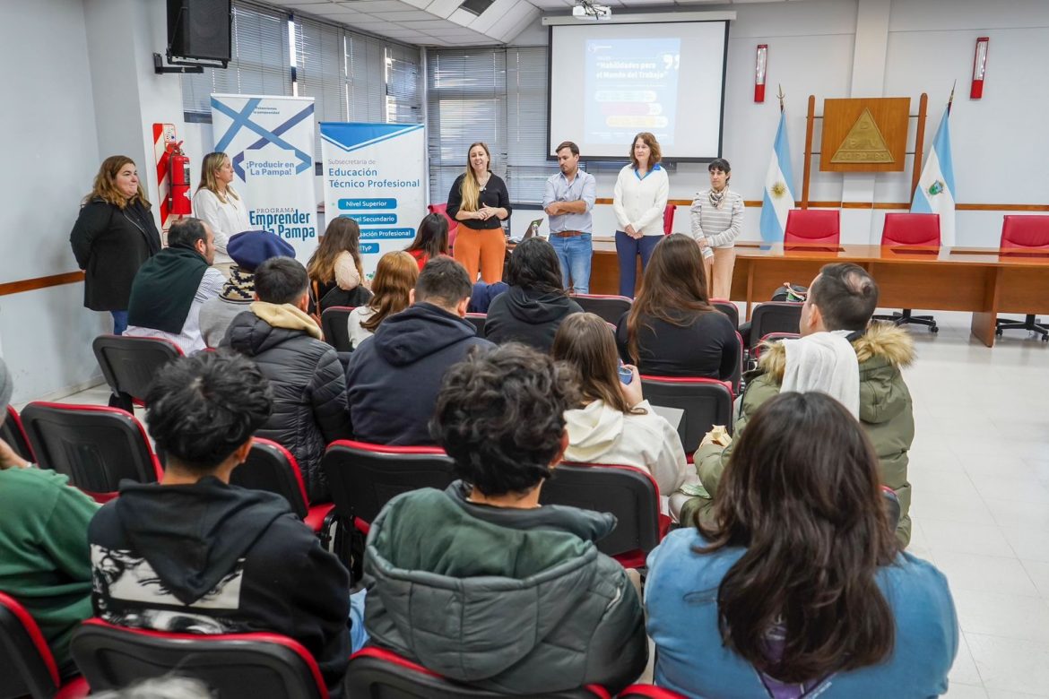 Capacitación laboral: mil personas formadas en 20 localidades pampeanas