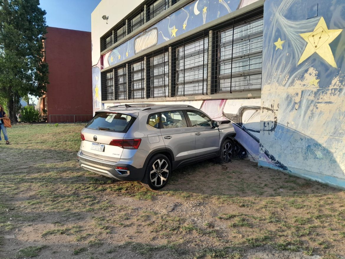 Conductor se descompensó y chocó contra un colegio en Santa Rosa