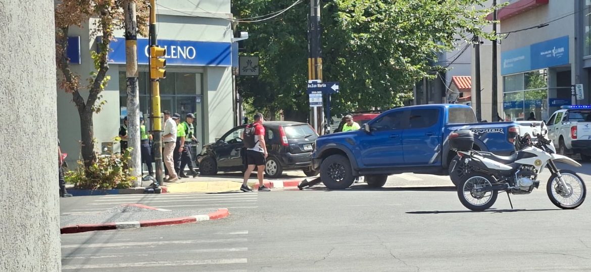 Uno pasó en rojo: choque entre un auto y camioneta con una herida en Santa Rosa