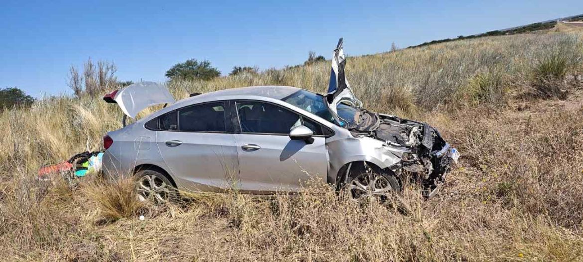 Choque por alcance en la ruta 154: dos autos con turistas despistaron
