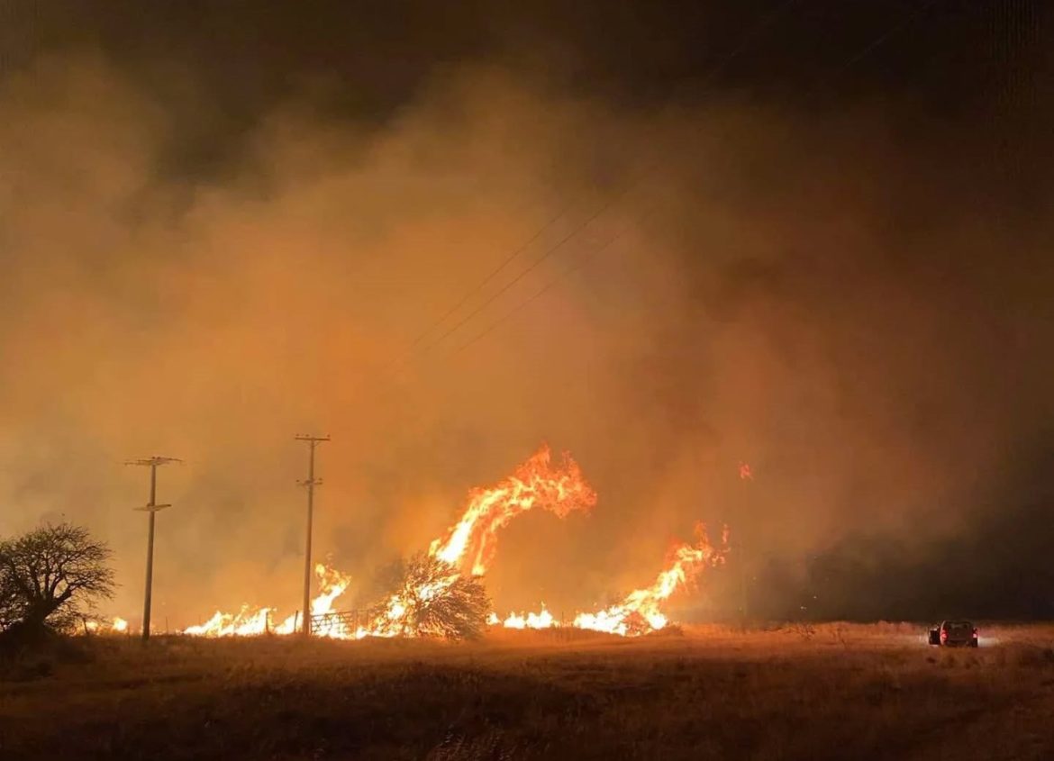 Incendio en General San Martín amenaza viviendas y es apagado por bomberos y vecinos