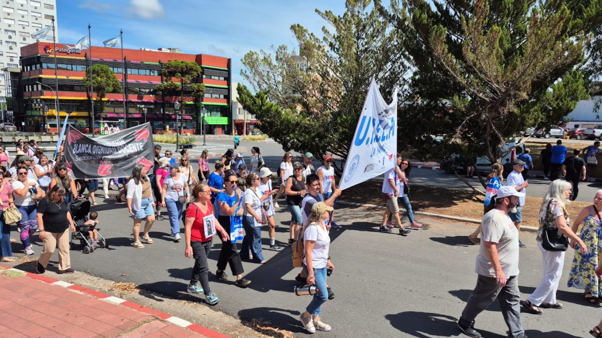 Gremios estatales se movilizaron en Santa Rosa por bono y apertura de paritaria: “La situación es muy crítica”