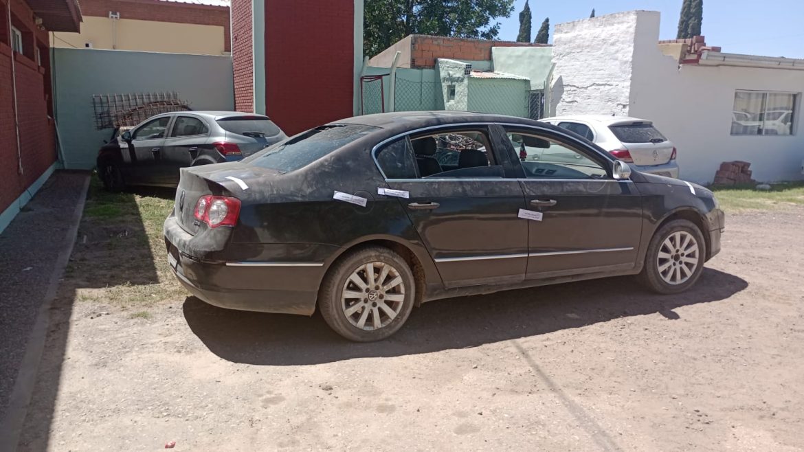 Andaban en auto efectuando disparos con una 9 mm y balearon el frente de una casa: tres detenidos