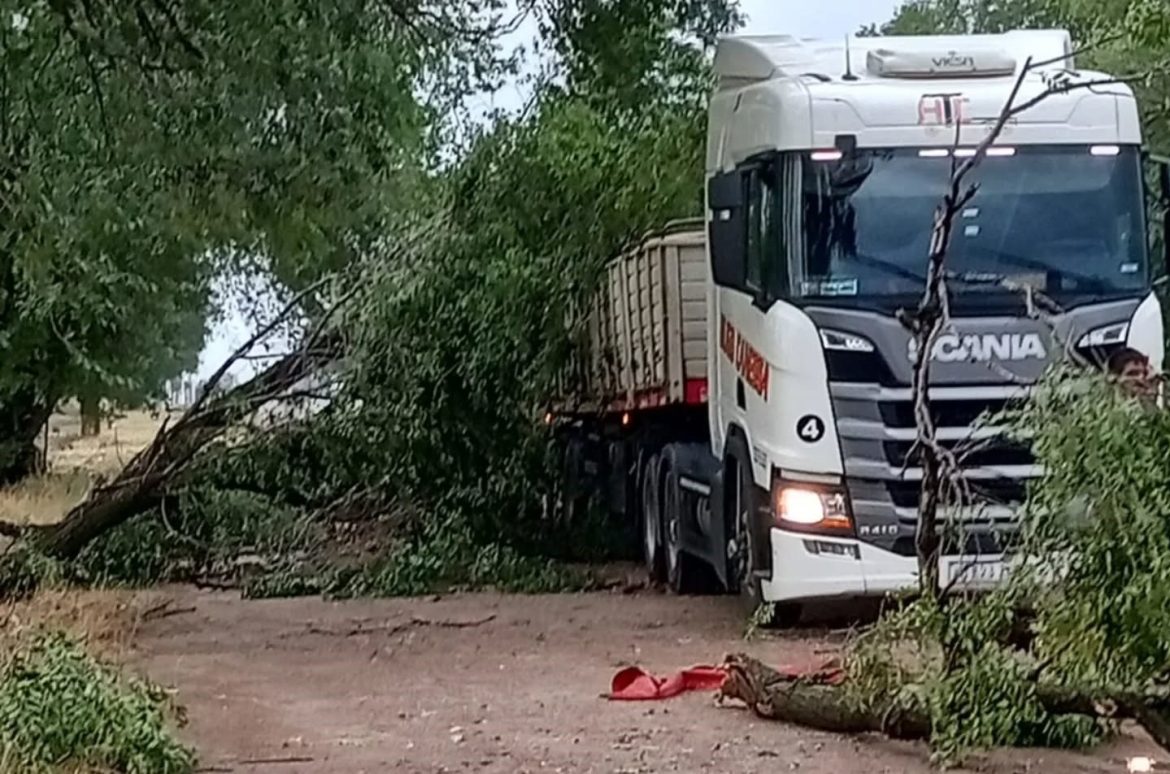 El Gobierno provincial coordina asistencia a General Acha tras el fuerte temporal