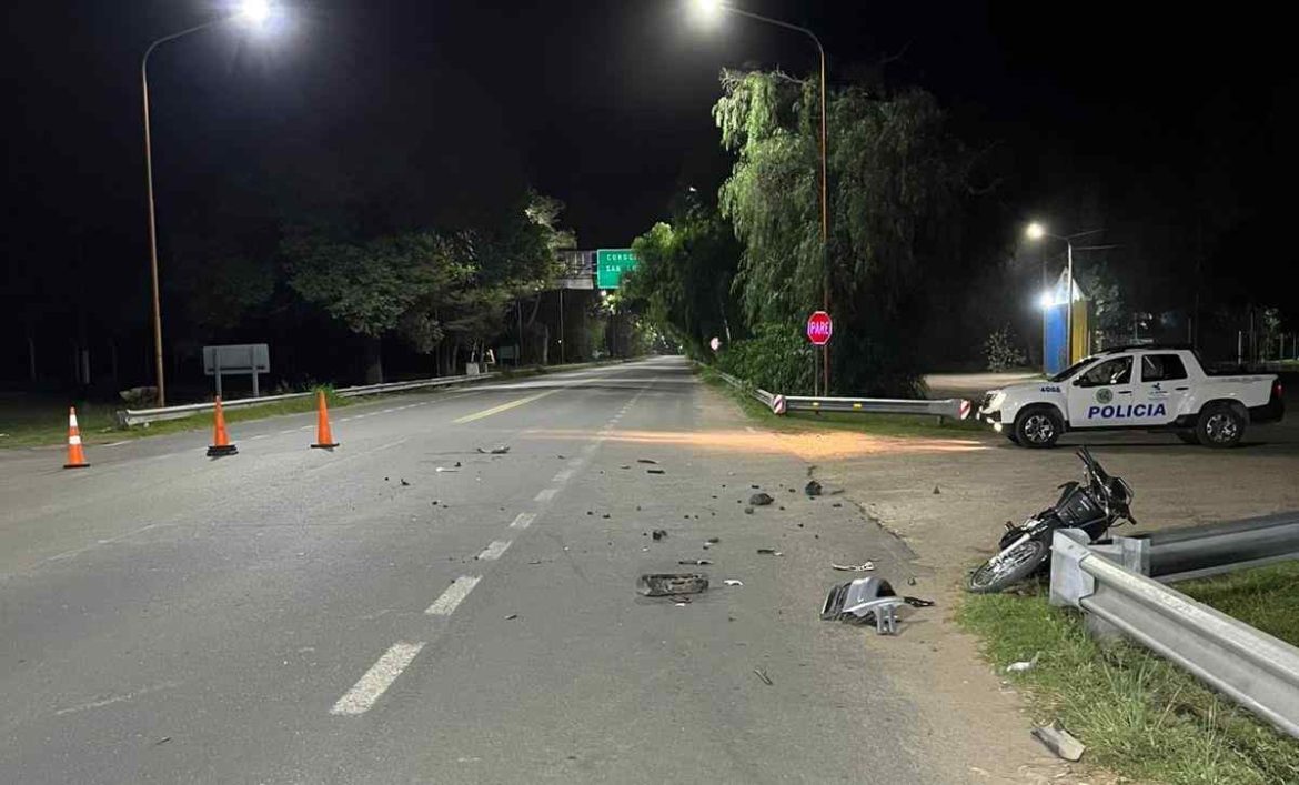 Un auto chocó a una moto y se fugó, pero lo localizaron porque perdió la patente