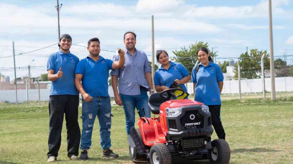 El municipio de Santa Rosa entregó un tractor cortacésped a la Cooperativa La Familia
