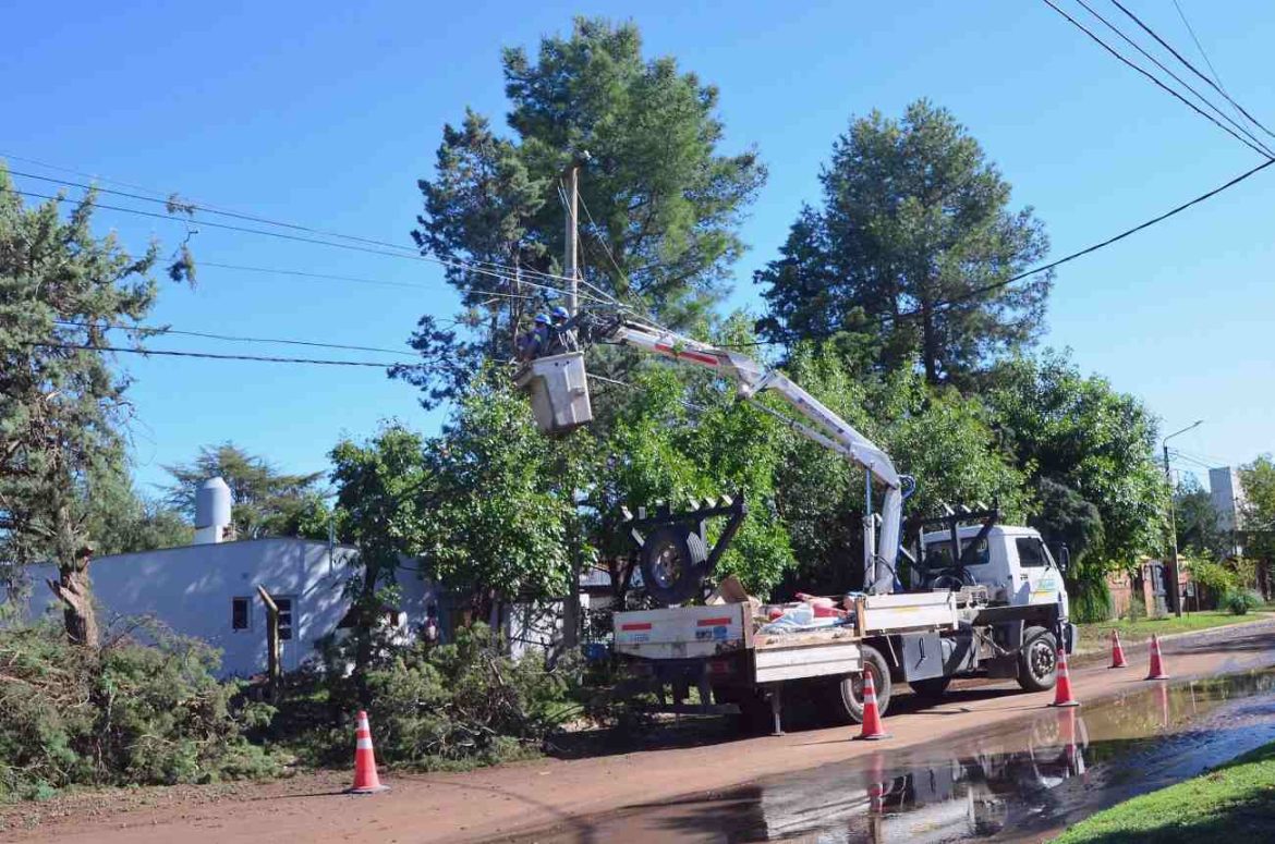 Operarios de la CPE trabajan en toda la ciudad de Santa Rosa: aún persisten cortes de servicios