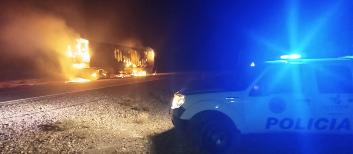 Se quemó por completo un semirremolque en la ruta 151