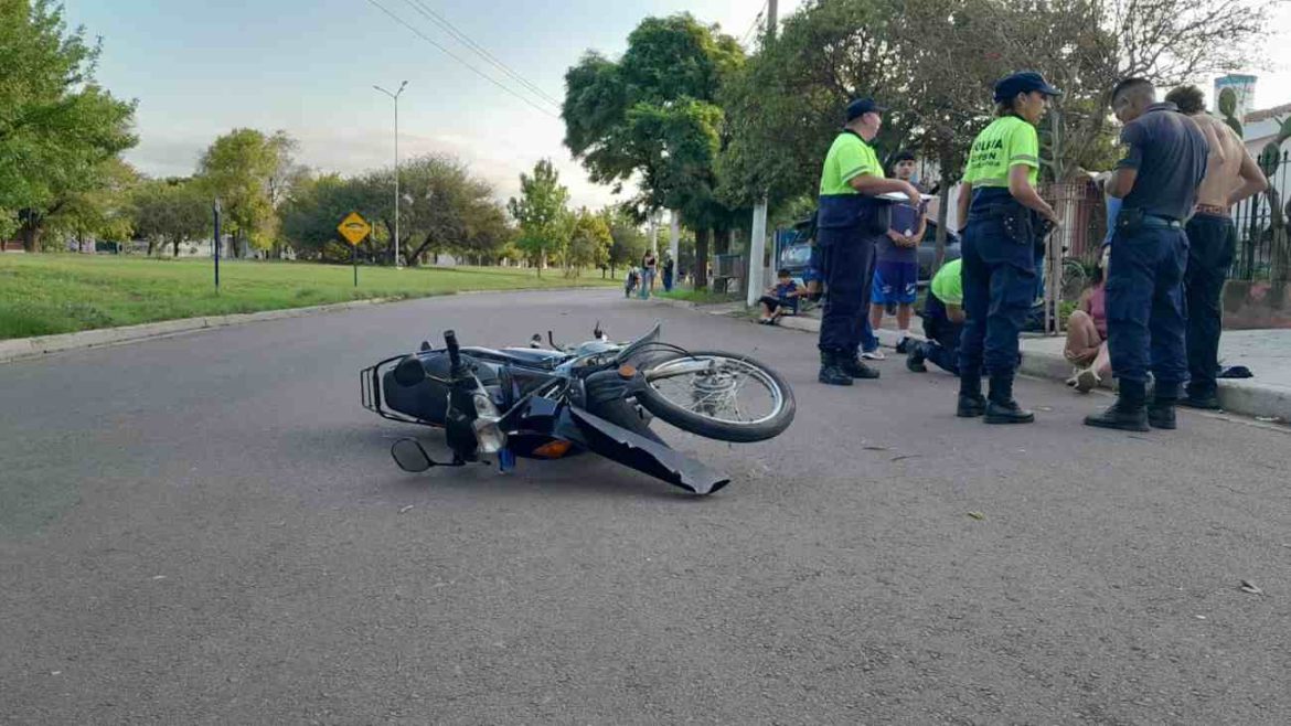 Siniestro vial en Santa Rosa: dos jóvenes golpeados y un auto que se fuga