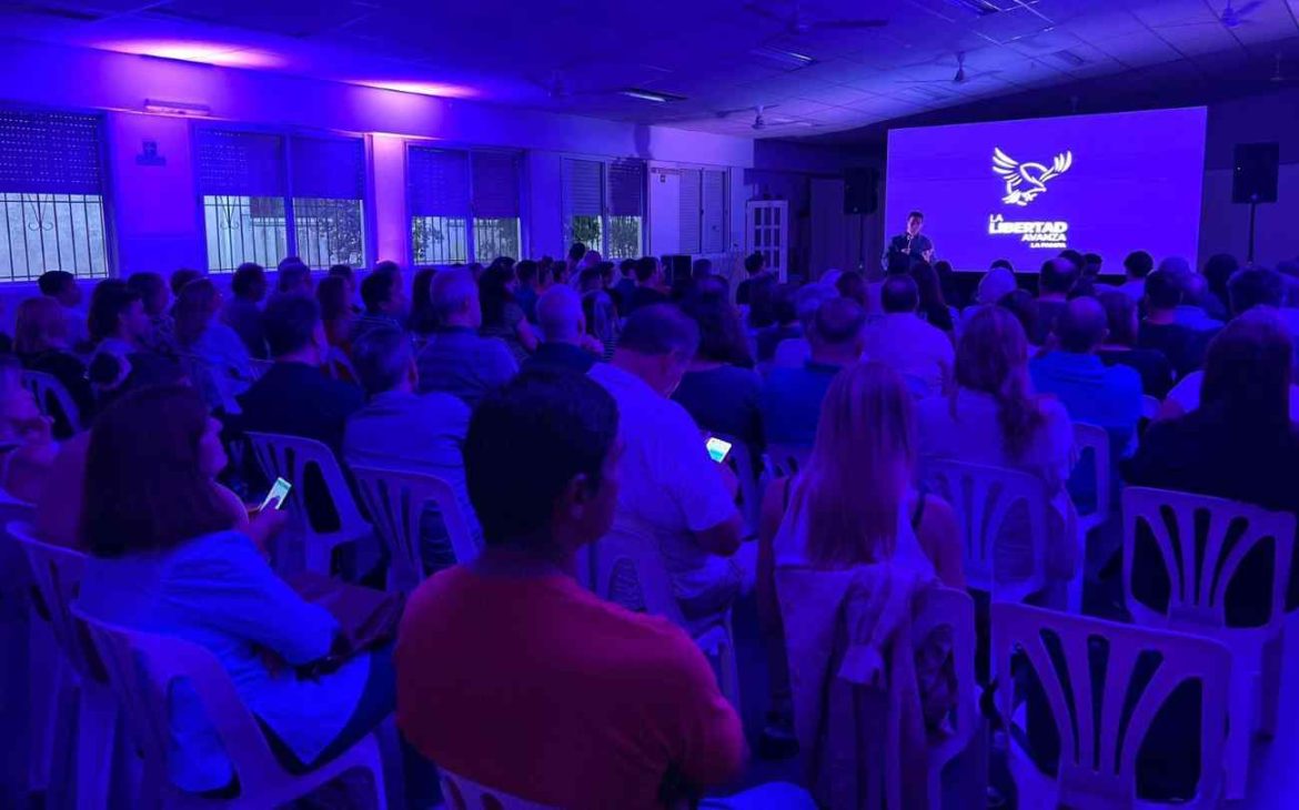 Ravier no quiere preguntas incómodas: llamó a una “charla abierta”, pero no dejó pasar a la prensa