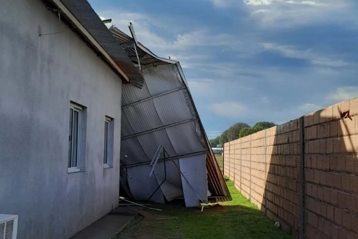 En Telén el fuerte viento voló techos y tiró tanques de agua