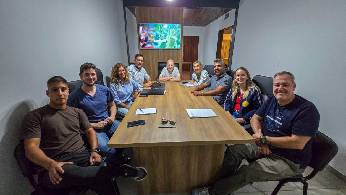 Verna estuvo en Santa Rosa: sugestiva foto con Pérez Araujo, Mayoral y otros vernistas