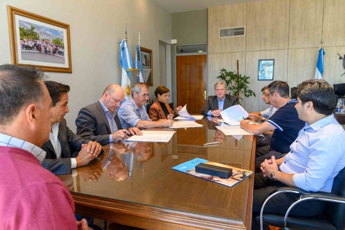 Riesgo de inundaciones: Ziliotto firmó convenios para mantenimiento de canales en 5 pueblos