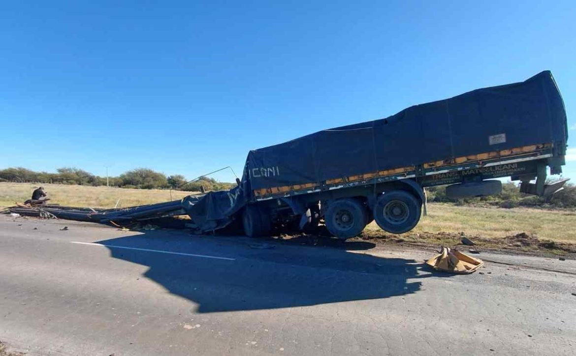 Chocaron dos camiones en el cruce de las rutas 20 y 15: hay dos heridos