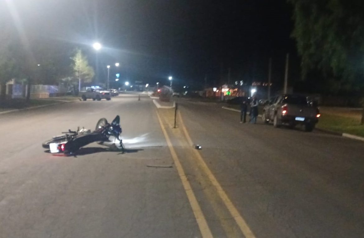 Un joven de 18 años, en estado crítico al chocar contra una camioneta en Arauz