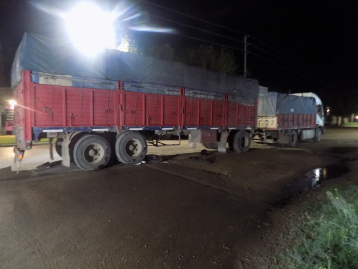 Un hombre murió al chocar contra un camión en Santa Rosa: investigan si corría una picada con otra moto