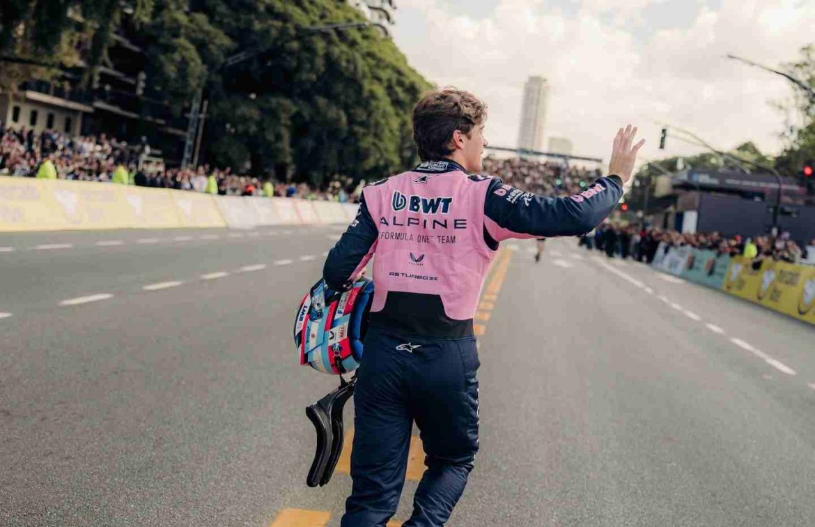 Colapinto rodó por primera vez con un Fórmula 1 en Buenos Aires frente a más de 500 mil personas