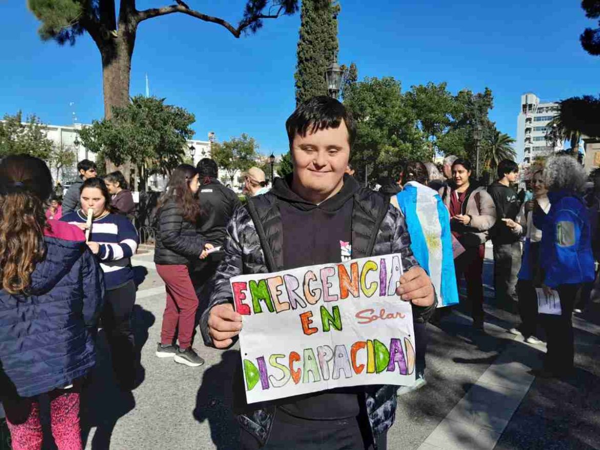 Movilización en Santa Rosa para denunciar el desfinanciamiento de Nación al área de discapacidad