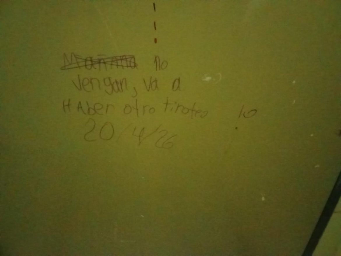 Tiene 11 años y escribió un mensaje en una escuela de Macachín: “No vengan, va a haber otro tiroteo”