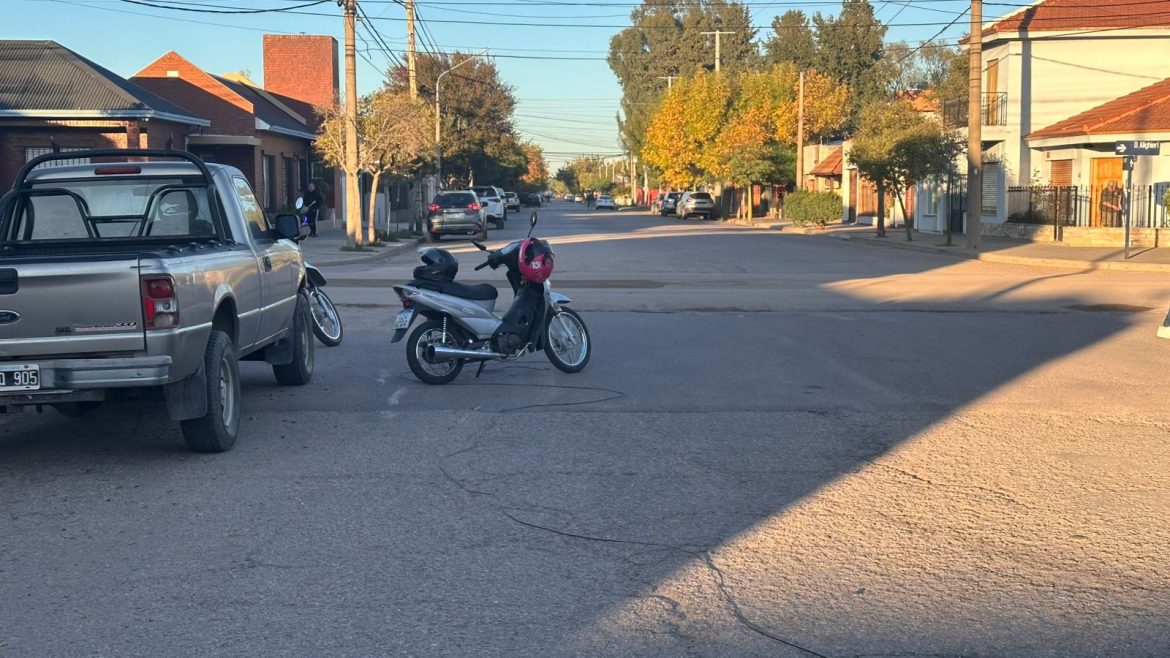 Enganchó un cable suelto y cayó al asfalto: motociclista herido en Santa Rosa