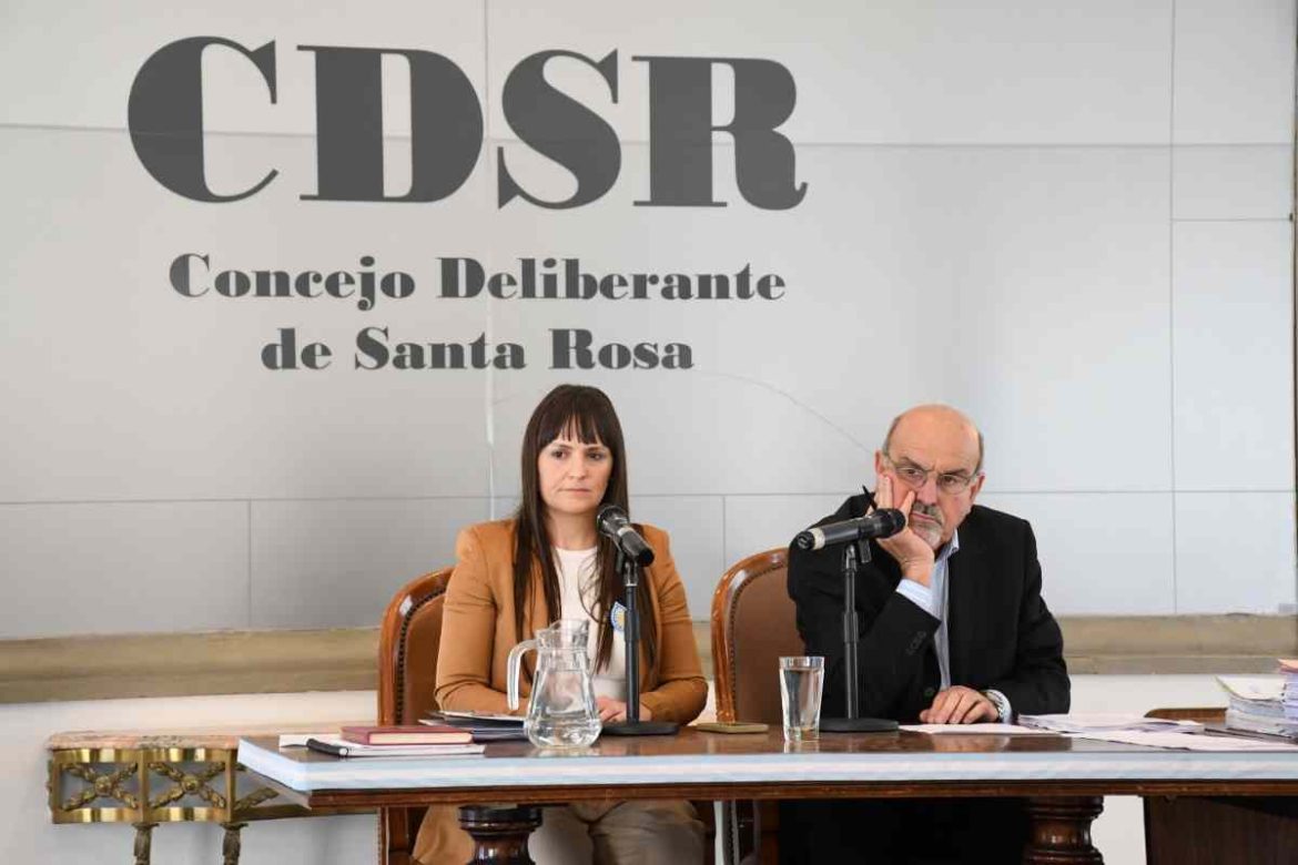 La oposición santarroseña pretendió derogar la RTO, el estacionamiento y las fotomultas, pero el PJ dejó sin cuórum la sesión