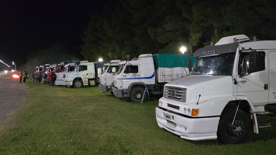 Transportistas autoconvocados reclaman en la ruta 35 a la altura de Eduardo Castex