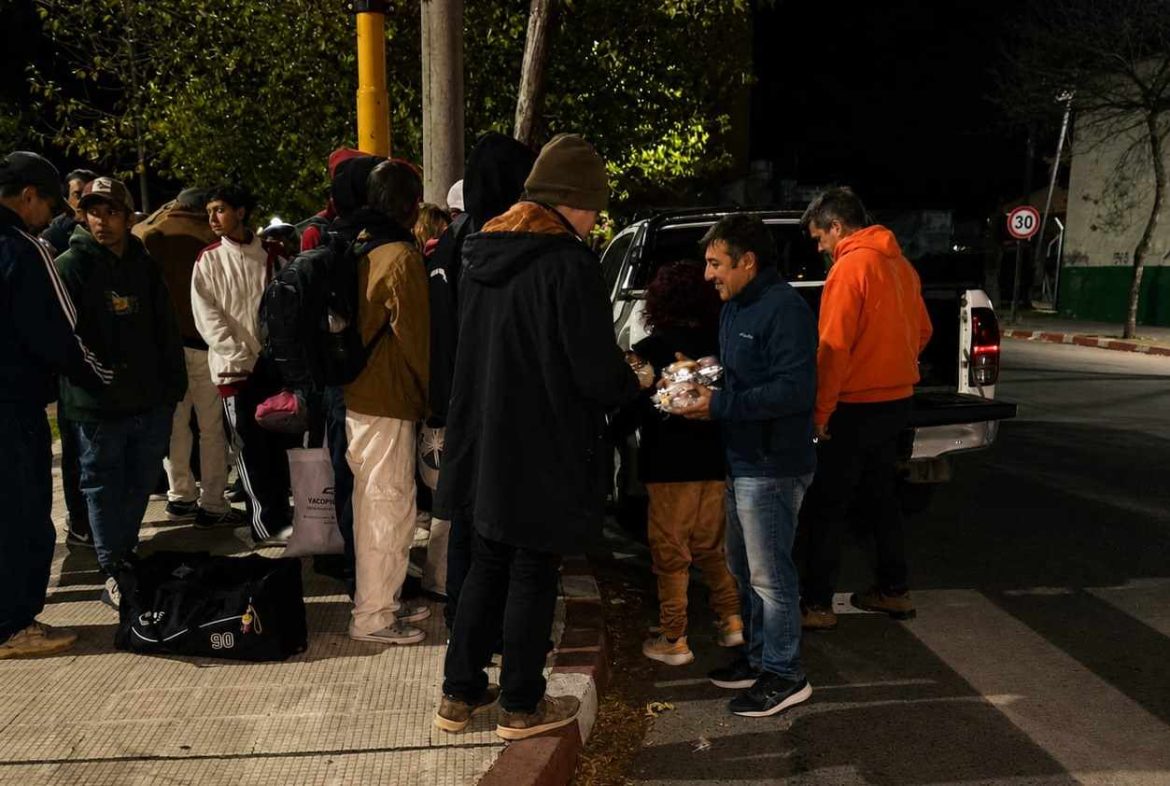 “La demanda es cada vez mayor”: Cáritas ya entrega 50 viandas por noche a personas vulnerables en Santa Rosa