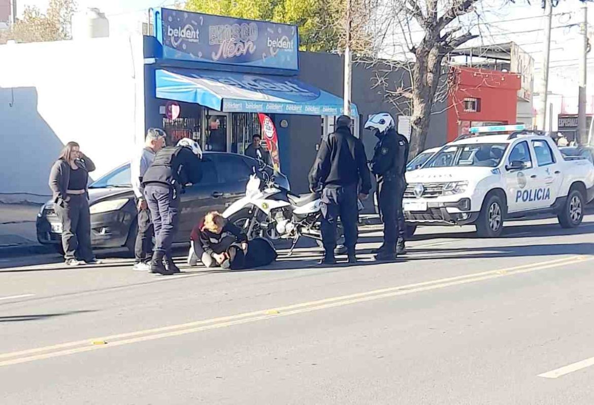 Abrió la puerta sin mirar y provocó la caída de una ciclista en Santa Rosa