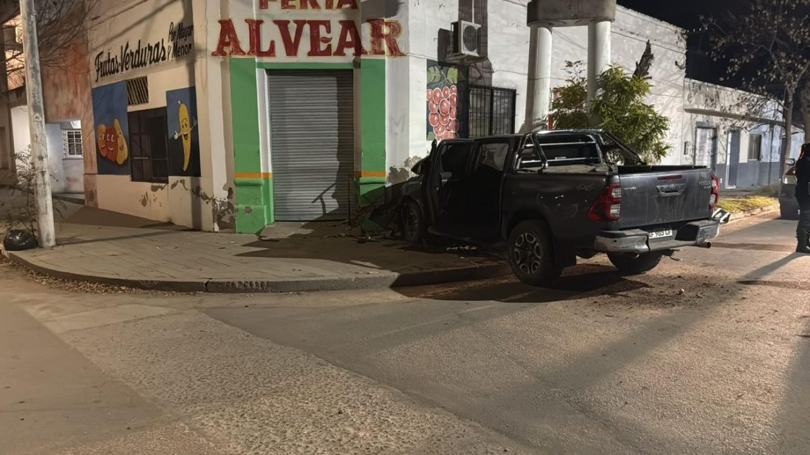 Chocó, escapó de la Policía y terminó incrustado contra un comercio: dio positivo de alcoholemia