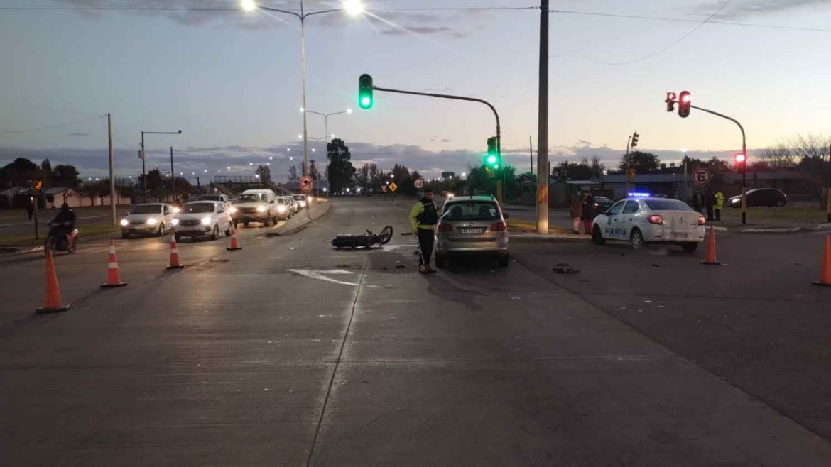 Conducía borracho un auto, chocó a dos motos en Santa Rosa y se fugó