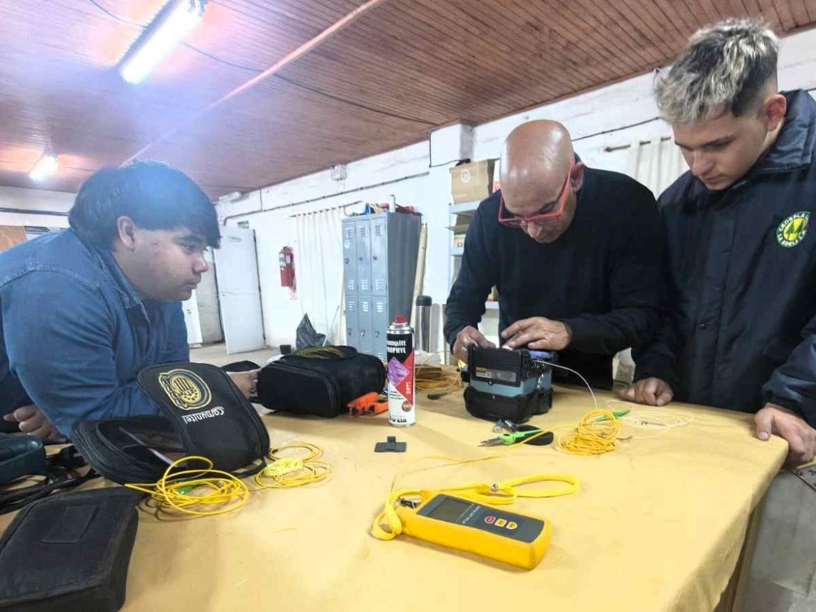 Empatel capacitó a la Cooperativa de Obras de La Adela para expandir la fibra óptica