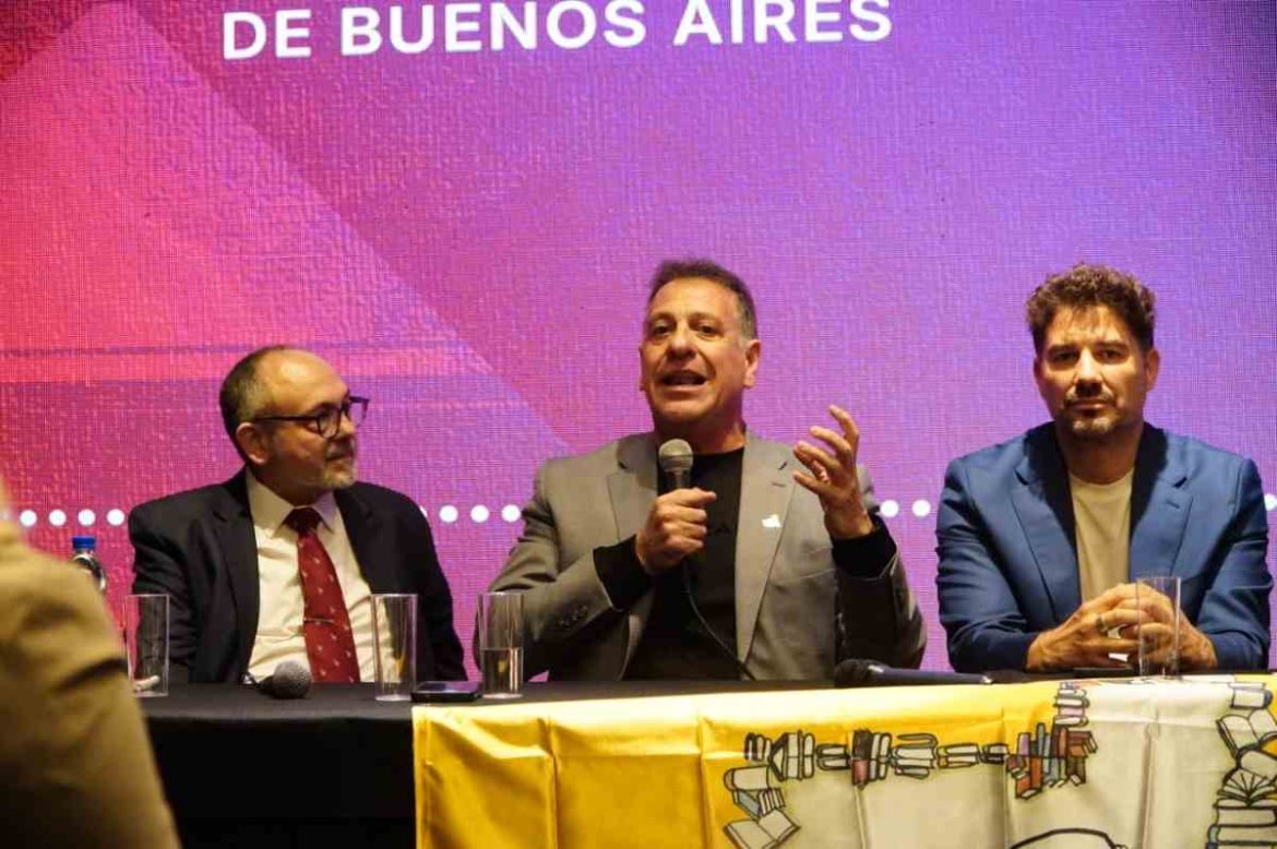 Pascual Fernández, en la Feria del Libro, le pegó a la Conabip con su titular al lado: “Estamos en un país para unos pocos”