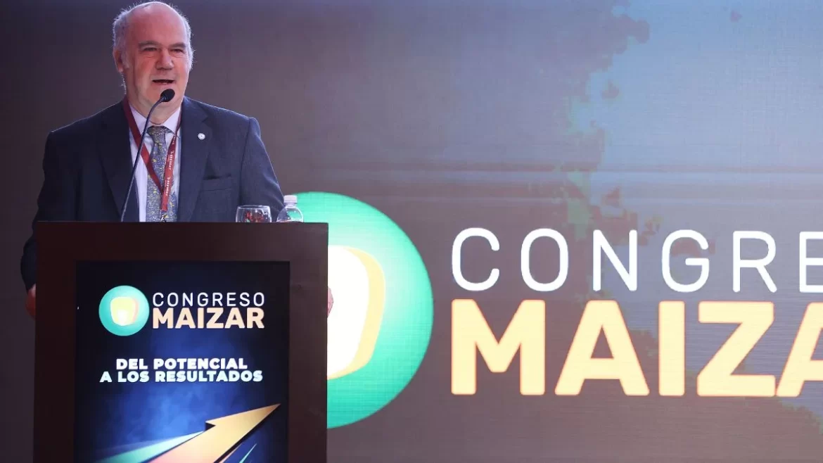El funcionario nacional que se enojó porque el público no lo aplaudió en su discurso