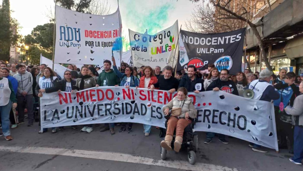 Marcha Universitaria: una multitud en Santa Rosa salió a la calle y reclamó a Nación que cumpla la ley