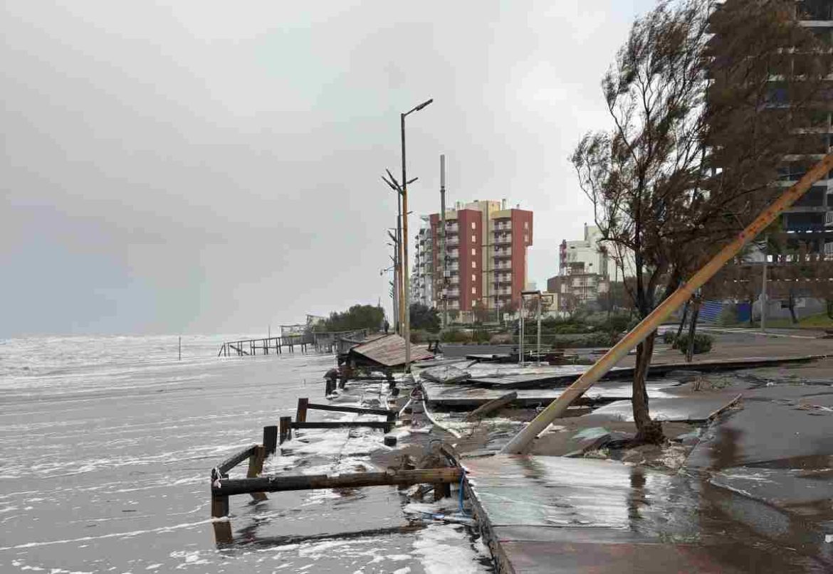 Olas de hasta 7 metros provocan destrozos en Monte Hermoso y otras zonas de la costa