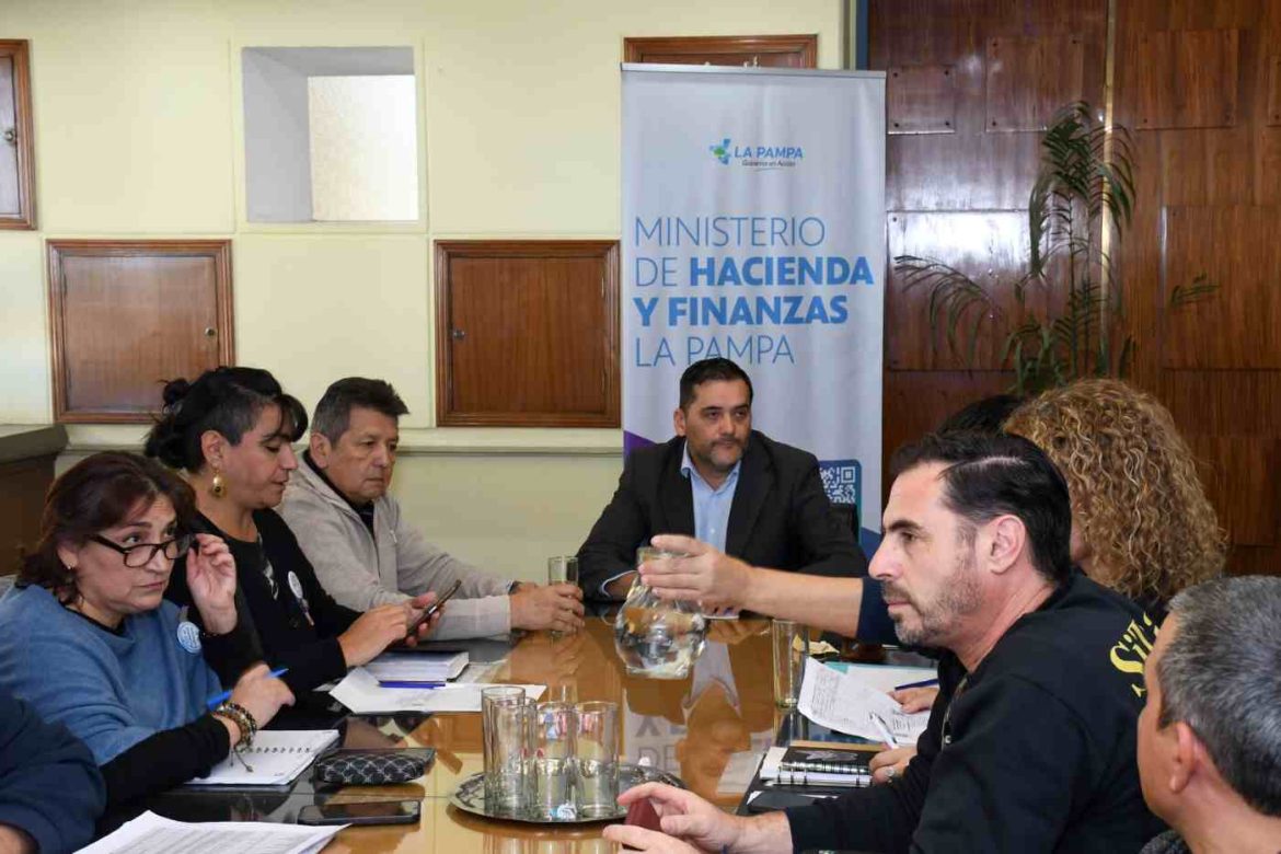 Paritarias estatales: el Gobierno hizo dos ofertas a los gremios y pasaron a cuarto intermedio