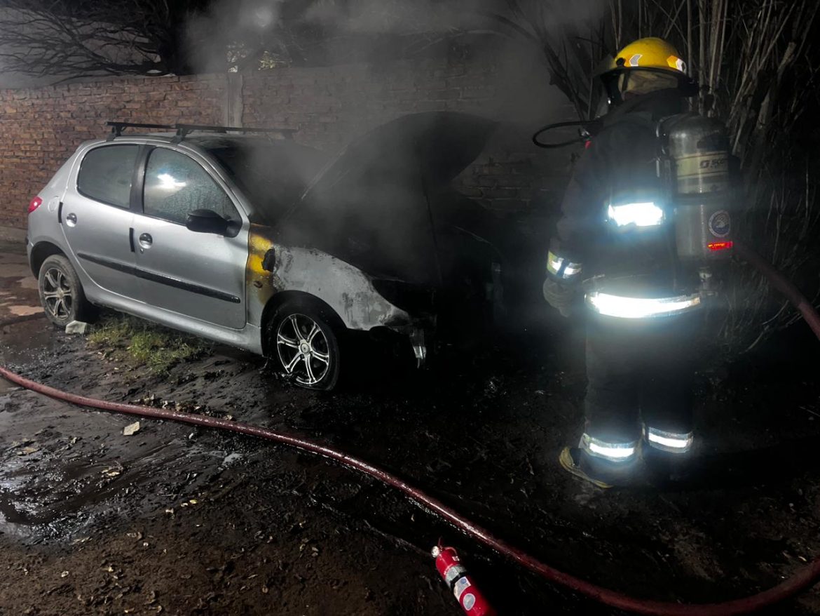 Se prendió fuego un auto en Santa Rosa