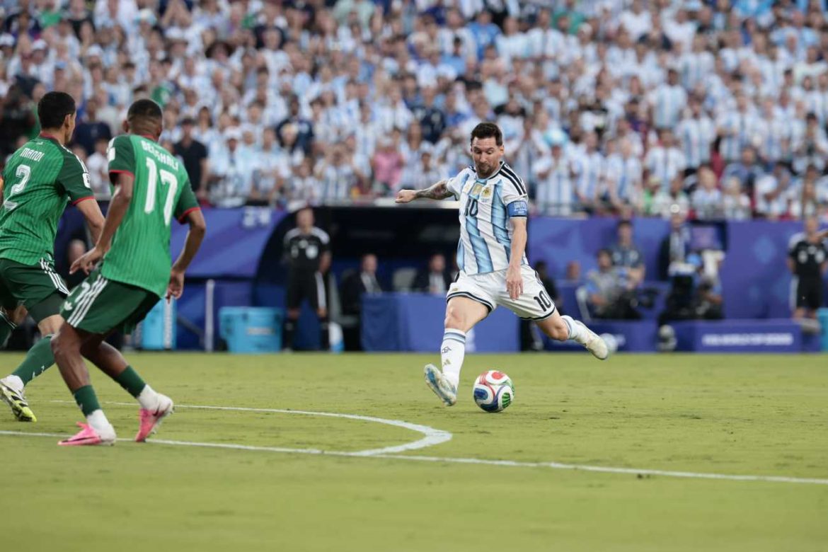 Con tres goles de Messi, la Selección venció a Argelia