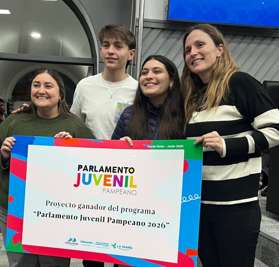 Estudiantes de Pico ganaron el Parlamento Juvenil Pampeano con un proyecto para fabricar pupitres con tapas recicladas
