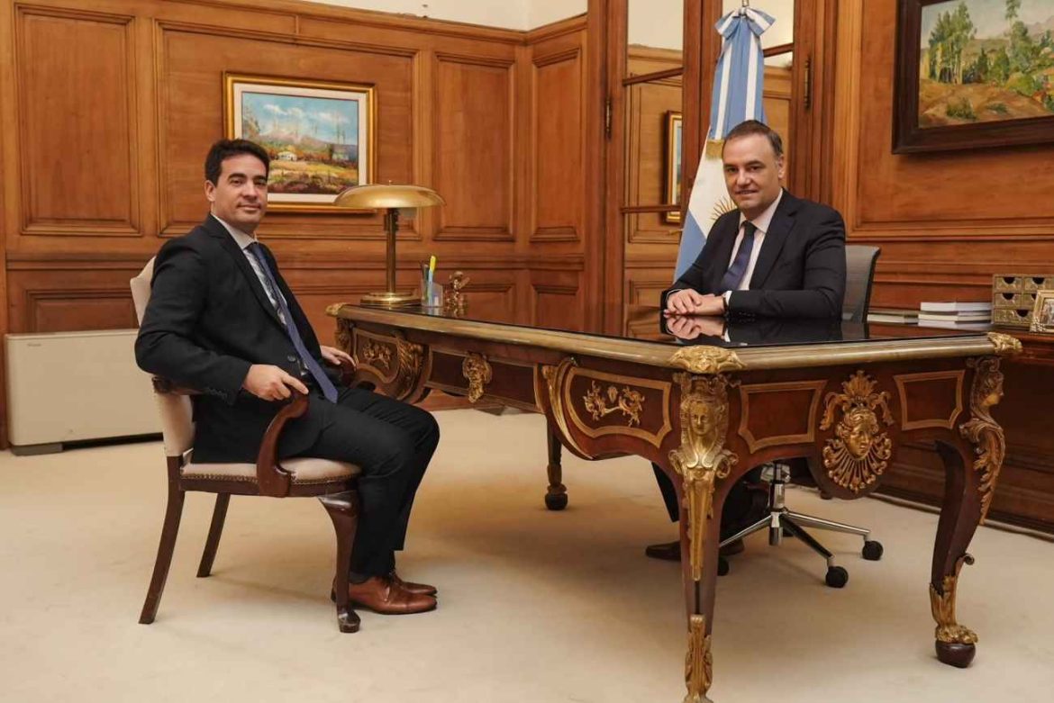 Adorni recibió a Ravier y dijo que llega para “explicar” los “hitos económicos” del país