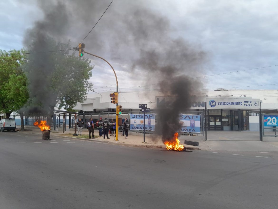 Manifestación del gremio de vigiladores privados frente a La Anónima por despidos
