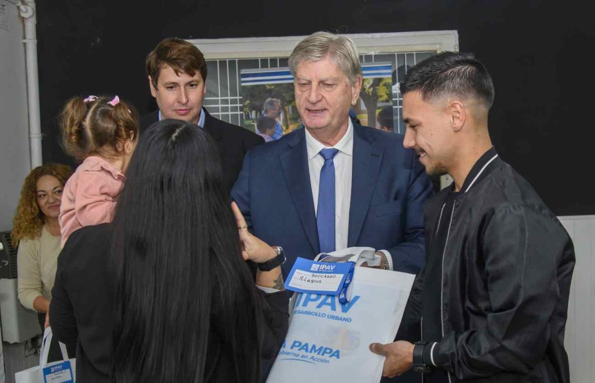 Metileo: Ziliotto entregó viviendas, anunció cuatro más y recursos para el polideportivo