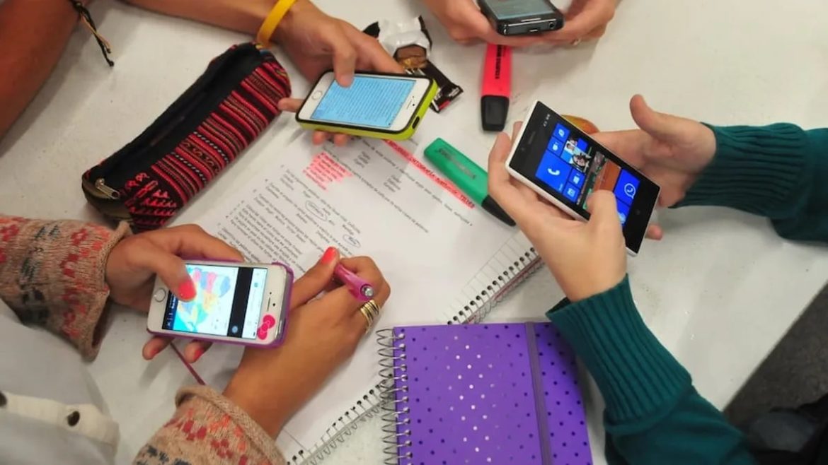 Especialista advirtió que restringir los celulares en las escuelas “no alcanza” y reclamó estrategia integral frente a la crisis de salud mental