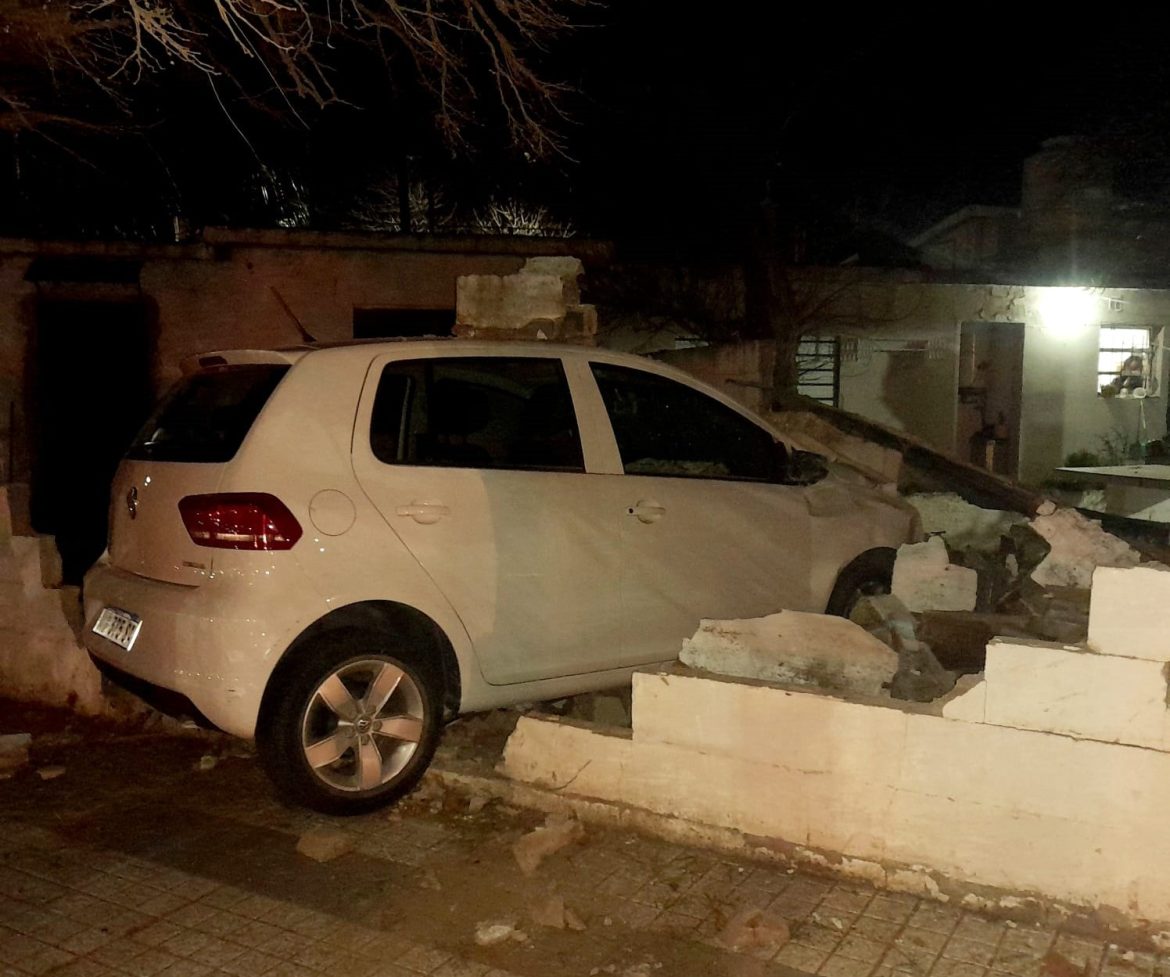 Una automovilista se incrustó contra el tapial de una vivienda en Santa Rosa